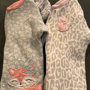 Little girls Carter’s 2 pairs pajamas